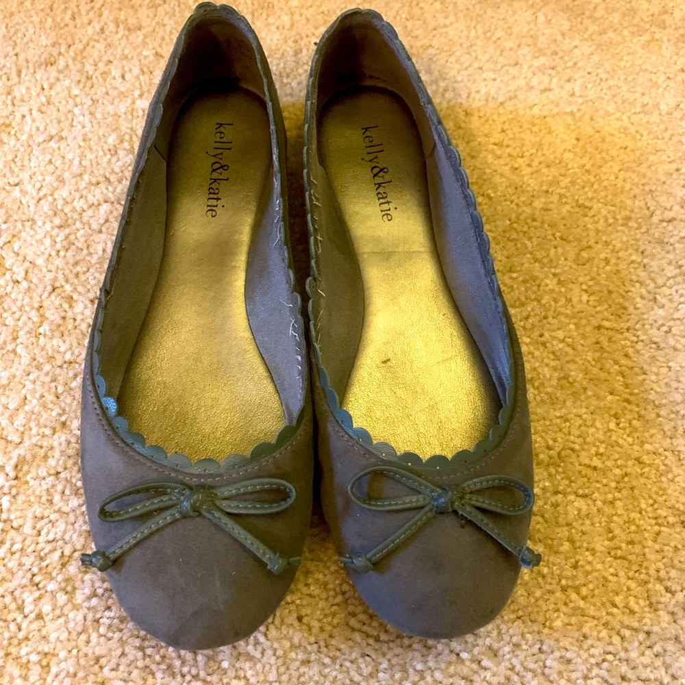 Kelly & Katie gray suede flats